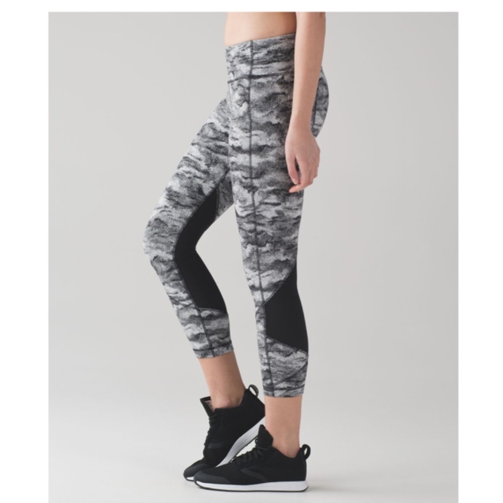 LULULEMON Pace Rival Crop 22" Power Luxtreme Hazy Days Black White/Black Size 6
